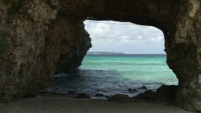 日本冲绳县宫古岛的苍山海滩视频素材