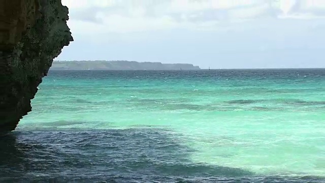 日本冲绳县宫古岛的苍山海滩视频素材