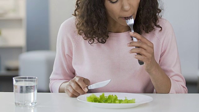 不错的混血女人切新鲜沙拉，节食和保健视频素材