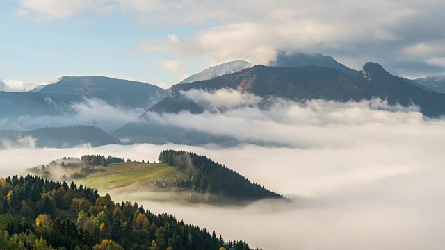 有雾的早晨与波的云在山区山谷景观时间流逝视频素材