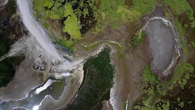 鸟瞰图湿地背面的海洋。黑海,乌克兰。FullHD视频素材