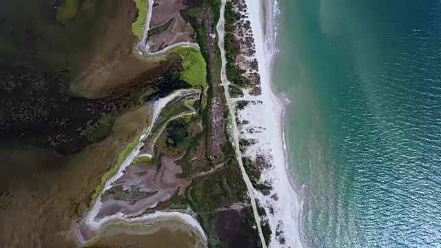 鸟瞰图湿地背面的海洋。黑海,乌克兰。FullHD视频下载