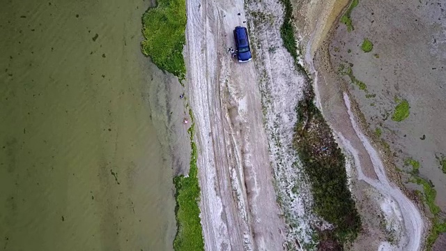 鸟瞰图湿地后面的海洋与汽车。黑海,乌克兰。FullHD视频下载