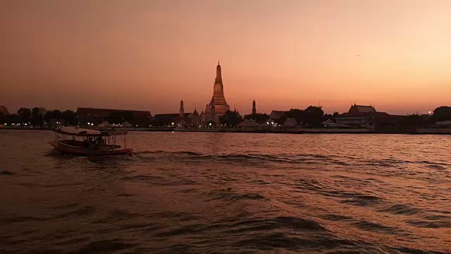 黎明的天空Wat Arun Ratchawararam曼谷，泰国。视频下载