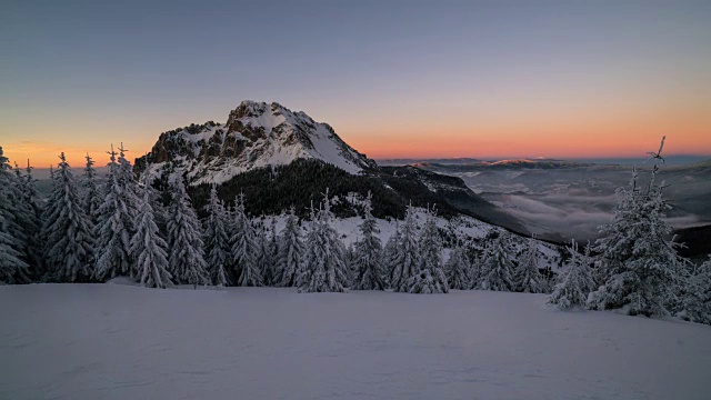 彩色的冬季日落在雪山高峰时间流逝放大视频素材