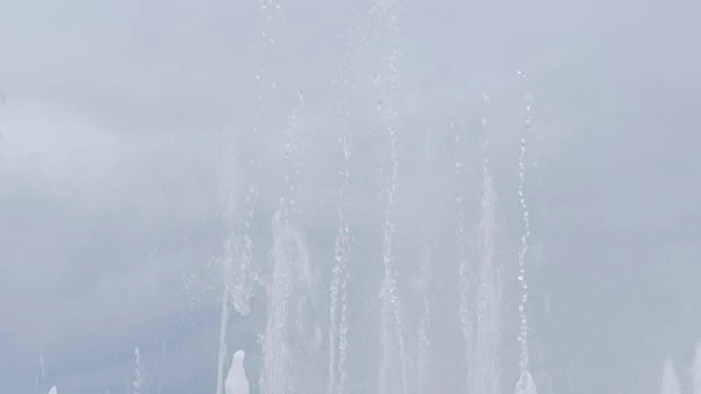 从喷泉流出的水流视频素材