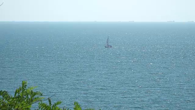 从海岸到漂浮在海上的小船的景色。视频素材