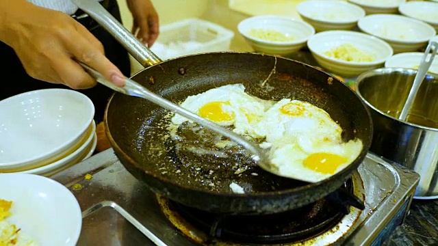 用滚烫的油煮三个鸡蛋视频素材