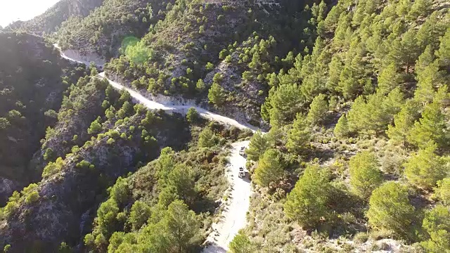 两辆车在山上行驶的航拍图视频素材