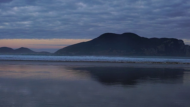 来自欧洲西班牙坎塔布里亚，拉雷多，坎塔布里亚海，La Salvé海滩的Monte Buciero视频素材