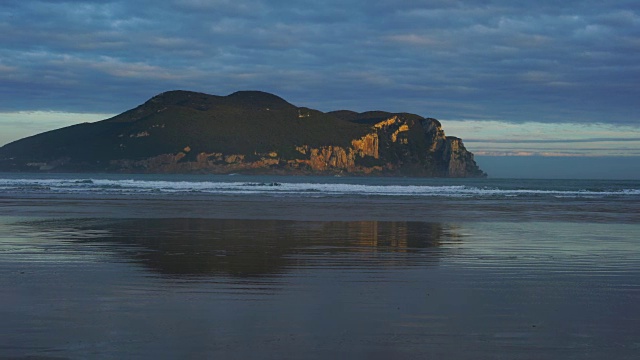 来自欧洲西班牙坎塔布里亚，拉雷多，坎塔布里亚海，La Salvé海滩的Monte Buciero视频素材