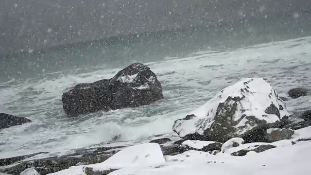 挪威罗弗敦群岛冬季暴风雪和海滩的4K视频视频素材