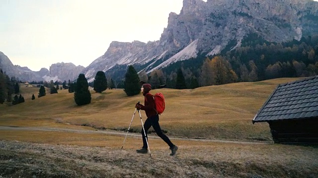 在Dolomites的Seceda山附近徒步旅行的妇女视频素材