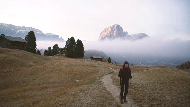 在Dolomites的Seceda山附近徒步旅行的妇女视频素材