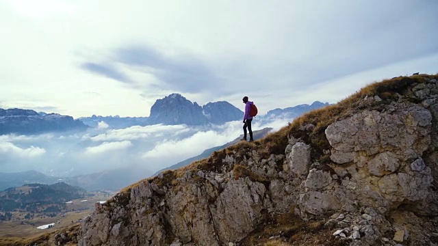 在Dolomites的Seceda山附近徒步旅行的妇女视频素材