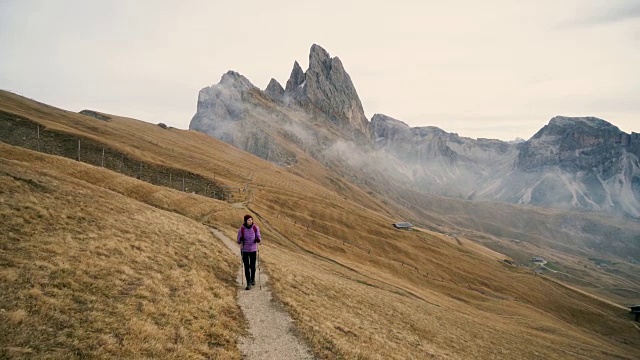 在Dolomites的Seceda山附近徒步旅行的妇女视频素材