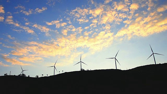 风力发电机在山上与云的天空背景。视频素材