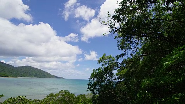 大海和山脉的广角镜头视频素材