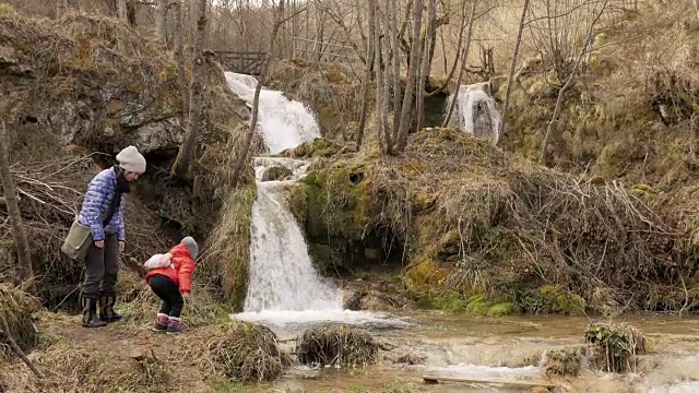 母女徒步旅行。旅行者视频素材