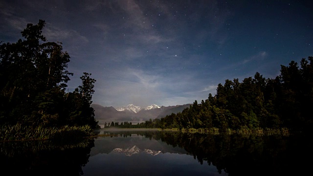 银河系和星星与Mt.cook时光流逝运动与镜子反射湖在matheson湖，西海岸，新西兰视频素材