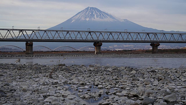 以富士山为背景的高速列车过桥视频素材