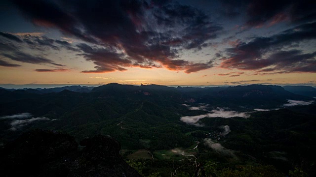 山景与日出的时间流逝和移动的雾，自然镜头背景视频素材