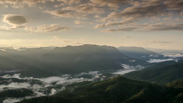 山景与日出的时间流逝和移动的雾，自然镜头背景视频素材