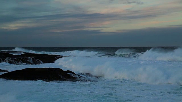 海上日落时的巨浪视频素材