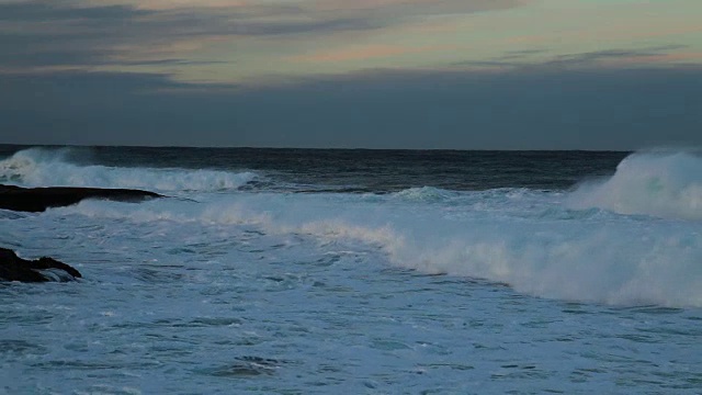 海上日落时的巨浪视频素材