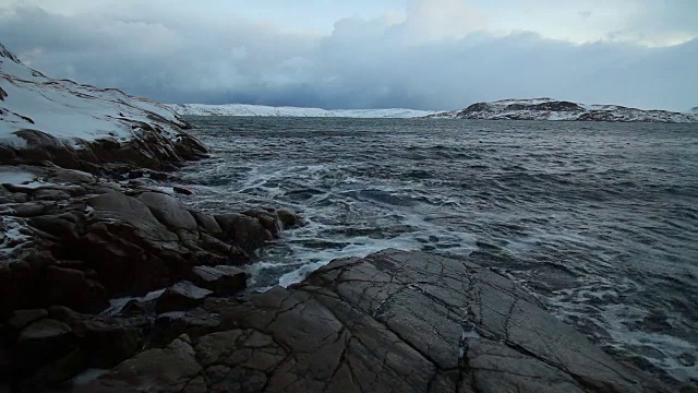 戏剧性的天空在暴风雨的海上在北方视频素材