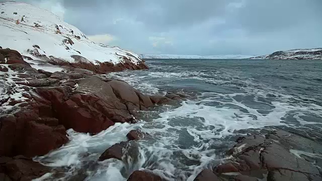 戏剧性的天空在暴风雨的海上在北方视频素材