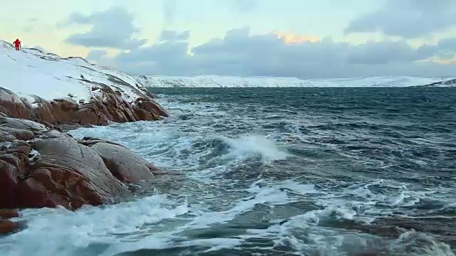 戏剧性的天空在暴风雨的海上在北方视频素材