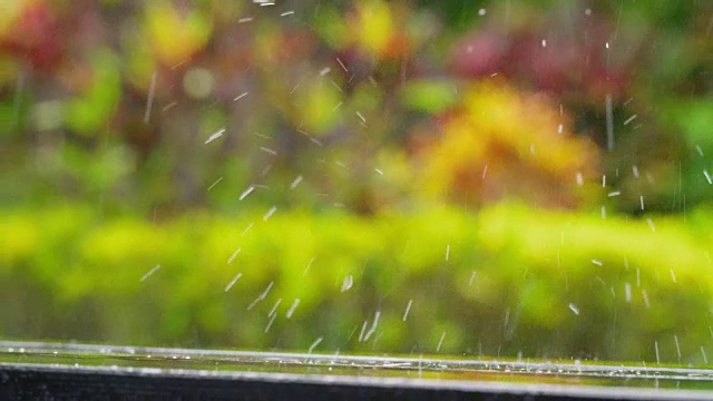 雨产生水滴/飞溅视频素材