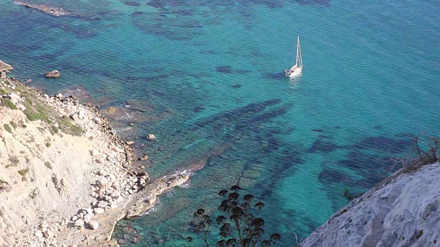 一艘帆船停泊在海湾里视频素材