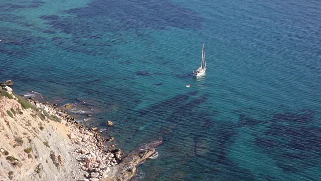 一艘帆船停泊在海湾里视频素材