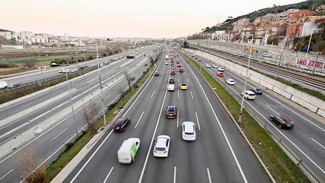 高速公路交通车辆驾驶高架的观点在多车道高速公路视频素材