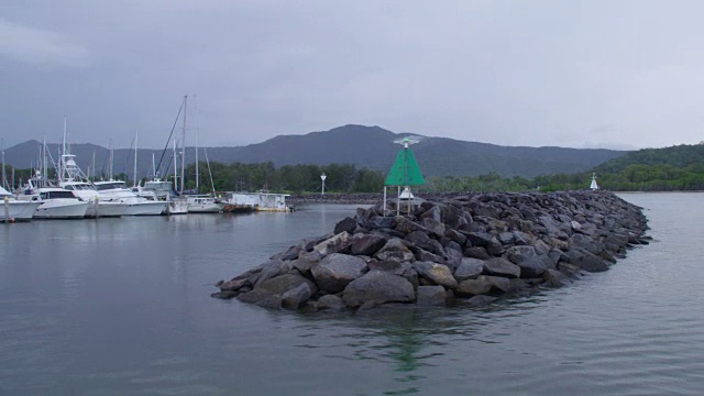 海面上的岩石。视频素材