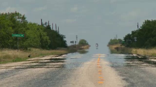 路上出现热海市蜃楼视频素材