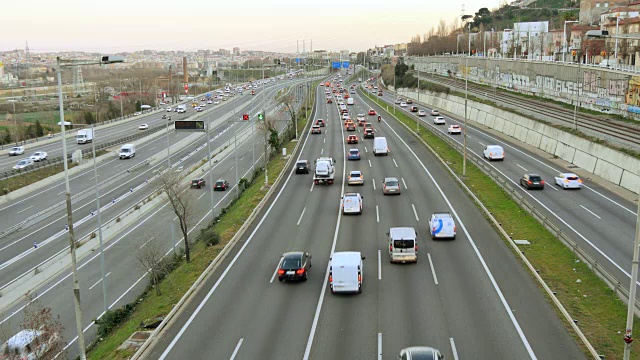 高速公路交通车辆驾驶高架的观点在多车道高速公路视频素材