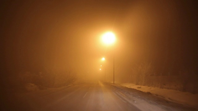 恶劣的天气和道路上危险的汽车交通视频素材