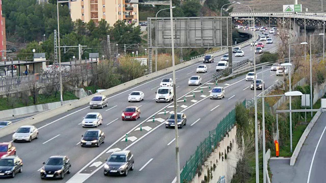 高速公路交通车辆驾驶高架的观点在多车道高速公路视频素材