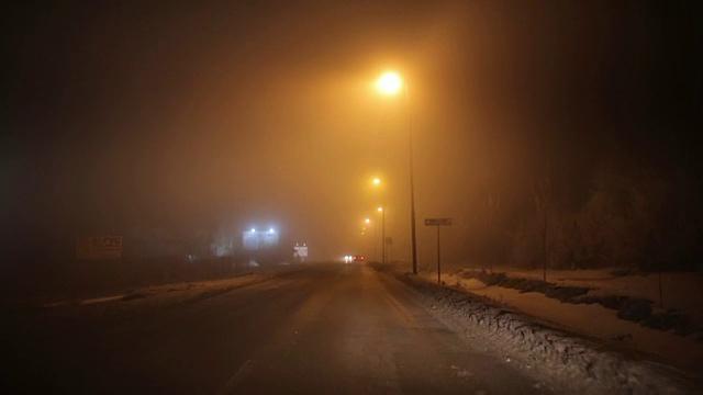 恶劣的天气和道路上危险的汽车交通视频素材