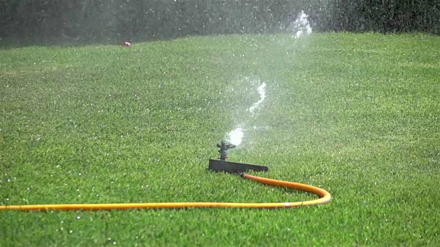 洒水器的慢动作视频视频素材