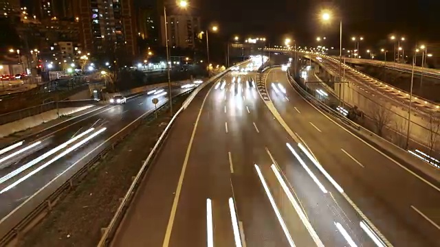 高速公路交通车辆在多车道高速公路上延时行驶视频素材