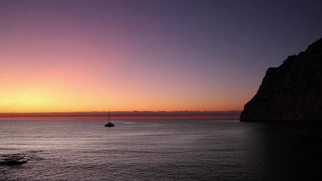 风平浪静的海面上停泊着帆船视频素材