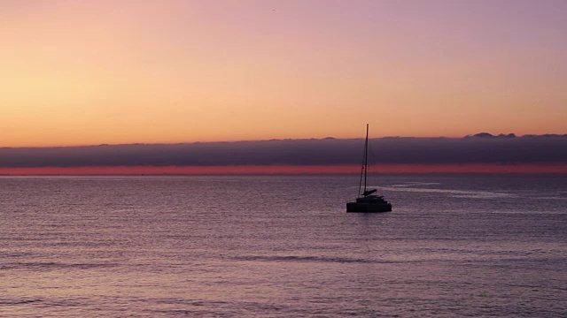 风平浪静的海面上停泊着帆船视频素材