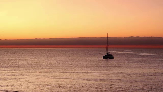 风平浪静的海面上停泊着帆船视频素材