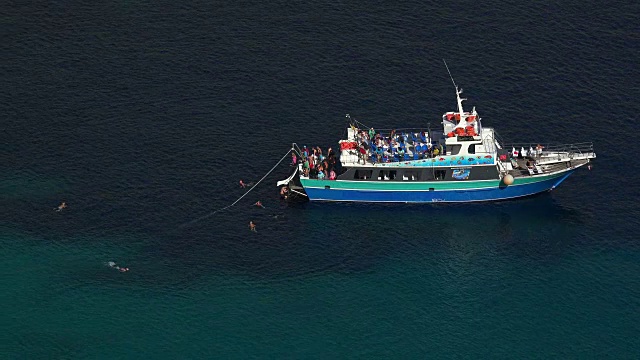 在Cala Figuera, Cap Formentor，马略卡岛，巴利阿里群岛，西班牙，地中海，欧洲旅游船视频素材