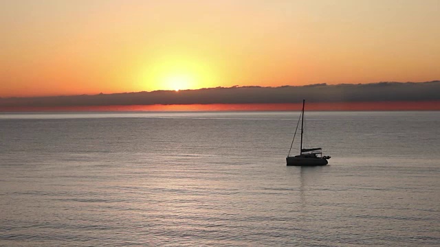 风平浪静的海面上停泊着帆船视频素材