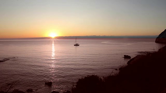 风平浪静的海面上停泊着帆船视频素材